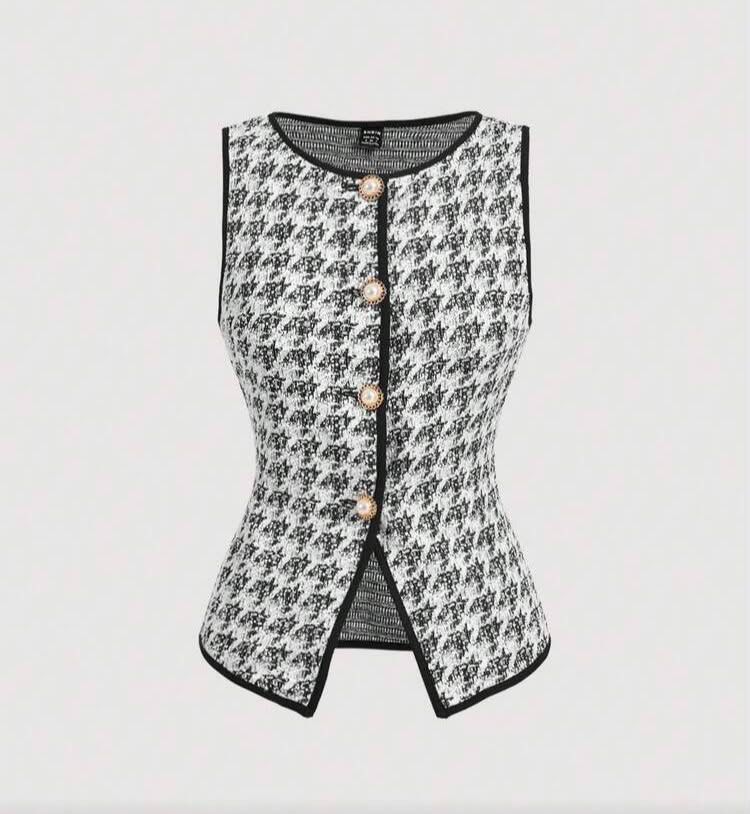 Sleeveless Top (Category: Blouses) located in Obando. Submitted by beabadobee__ (Listing ID 1469924252, Image 1). Description: Shoulder: 13.4 in Bust: 33.5 in Waist: 26.4 in Length: 22.4/20.3 in.