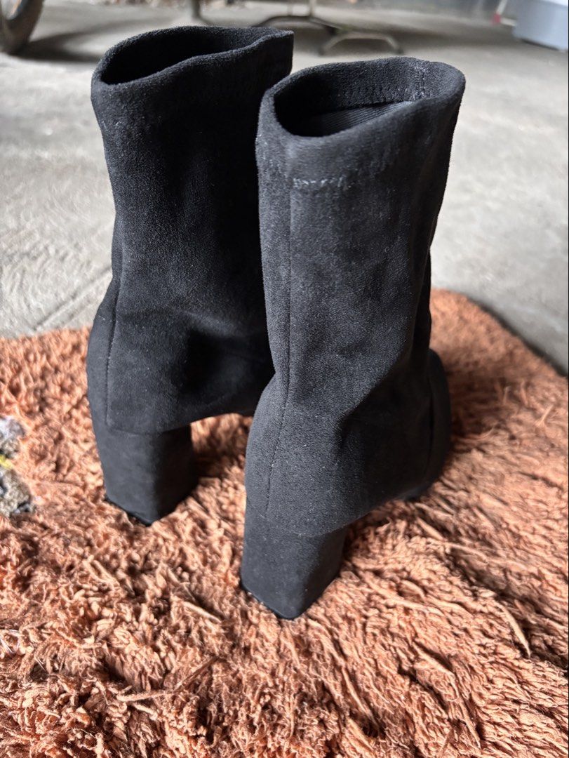 Black Ankle Chunky Pointed Heels (Category: Heels) located in Antipolo. Submitted by coralinedoll (Listing ID 1469810046, Image 3). Description: - used once only - sturdy and comfy material - size 9 💸 MOP: GCash / BDO 📦 MOD: J&T / Lalamove / Grab 📍 Antipolo.