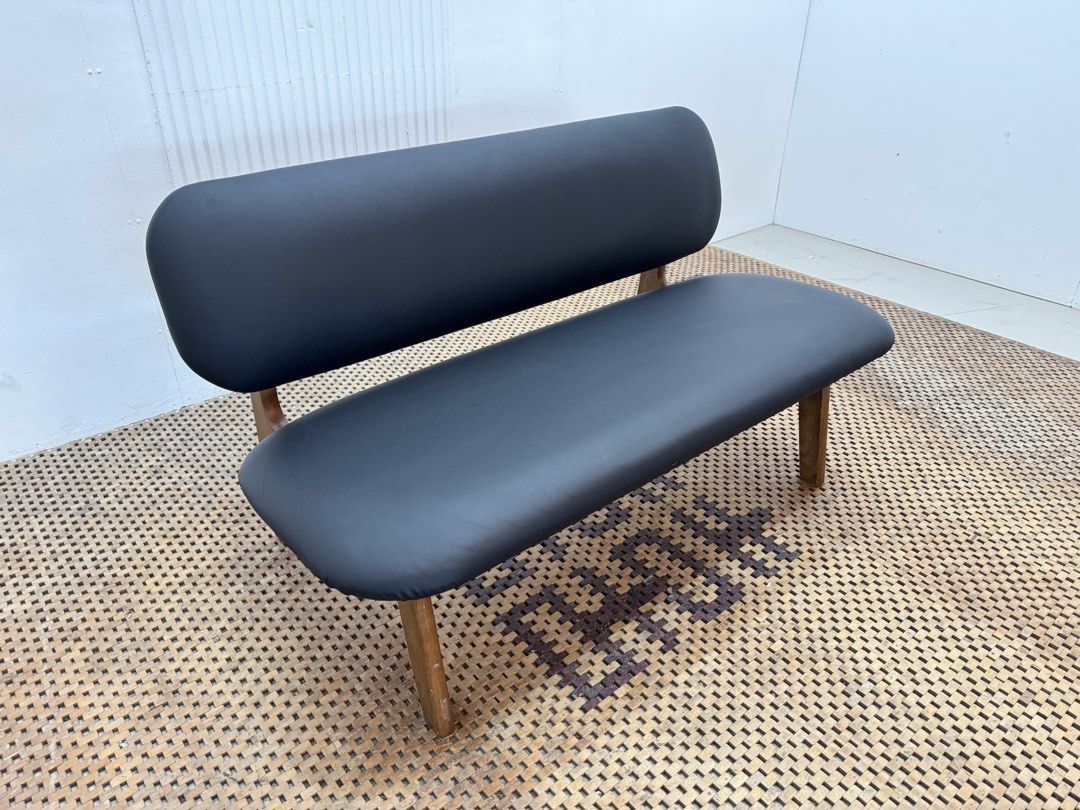 Black Bench (Category: Chairs) located in Quezon City. Submitted by matetdevis13 (Listing ID 1469878202, Image 3). Description: 2-3 Seater Leather Bench Chair Price: 6,900 L48 x W25 x H27/15 In good condition Code JMD20-M121.