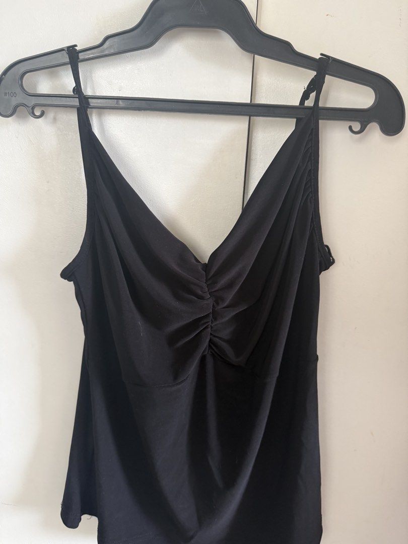 Black cami top with ruched front and adjustable straps (Category: Sleeveless) located in San Mateo. Submitted by juliassss (Listing ID 1469800532, Image 2). Description: - Color: Classic Black - Design: Deep V-neckline with chic center front ruching - Straps: Thin and fully adjustable spaghetti straps - Material: Soft, stretchy, and beautifully draping fabric - Styling: Essential basic piece, great for layering or standalone wear.