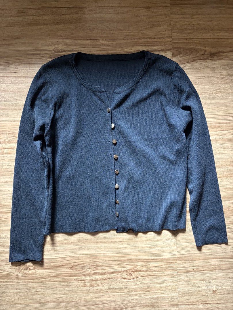 Black Cardigan (Category: Longsleeves) located in San Pedro. Submitted by nikkiabc.777 (Listing ID 1469763176, Image 1). Description: Black Button Down Cardigan Used; no flaws Black na black pa Stretchy Can fit small to medium Buttons are working.