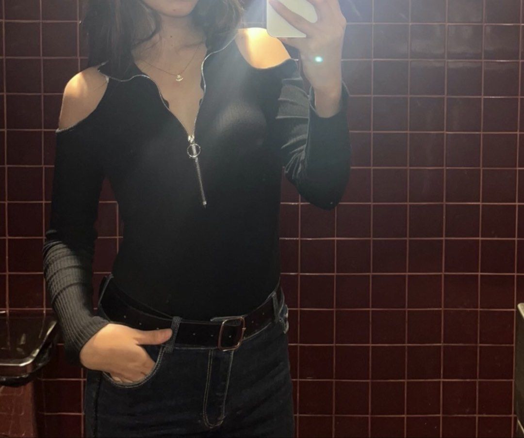 Black cold shoulder long sleeve zip bodysuit size S (Category: Longsleeves) located in General Mariano Alvarez. Submitted by kascade (Listing ID 1469875774, Image 1). Description: - Style: Black ribbed bodysuit with cold shoulder cutouts and long sleeves - Neckline: Mock neck with a trendy silver ring zipper pull - Fit: Stretchy, hugging fit (Size S) - Features: Convenient snap buttons at the bottom closure - Styling Tip: Looks great paired with 