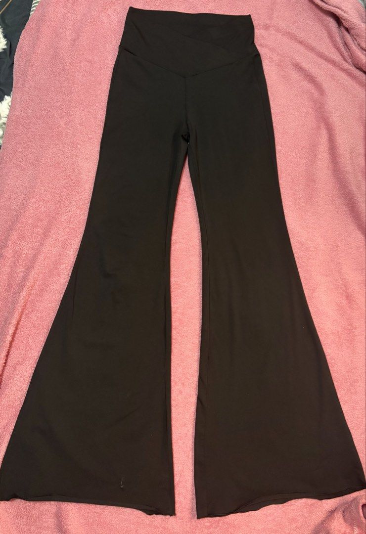 Black crossover waist flared yoga pants (Category: Activewear) located in Manila. Submitted by coolflower-e6627b (Listing ID 1469915678, Image 1). Description: - Color: Classic Black - Style: High-rise, flared legs with a trendy crossover V-waistband - Fit: Super stretchy material that hugs the hips comfortably - Versatility: Ideal for gym workouts or everyday casual wear - Condition: Excellent, clean hems with zero flaws.