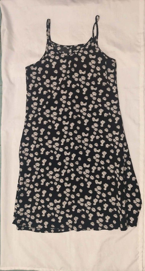 Black Daisy Print Spaghetti Strap Sundress (Category: Dresses) located in Santa Rosa. Submitted by barbshie (Listing ID 1469824365, Image 1). Description: - Color & Pattern: Classic black with an all-over white daisy print - Design: Sleeveless with thin spaghetti straps and an easy slip-on style - Fabric: Lightweight and breathable, ideal for warm weather - Style: Casual everyday wear, perfect for brunch or beach days - Condition: Excellent, read