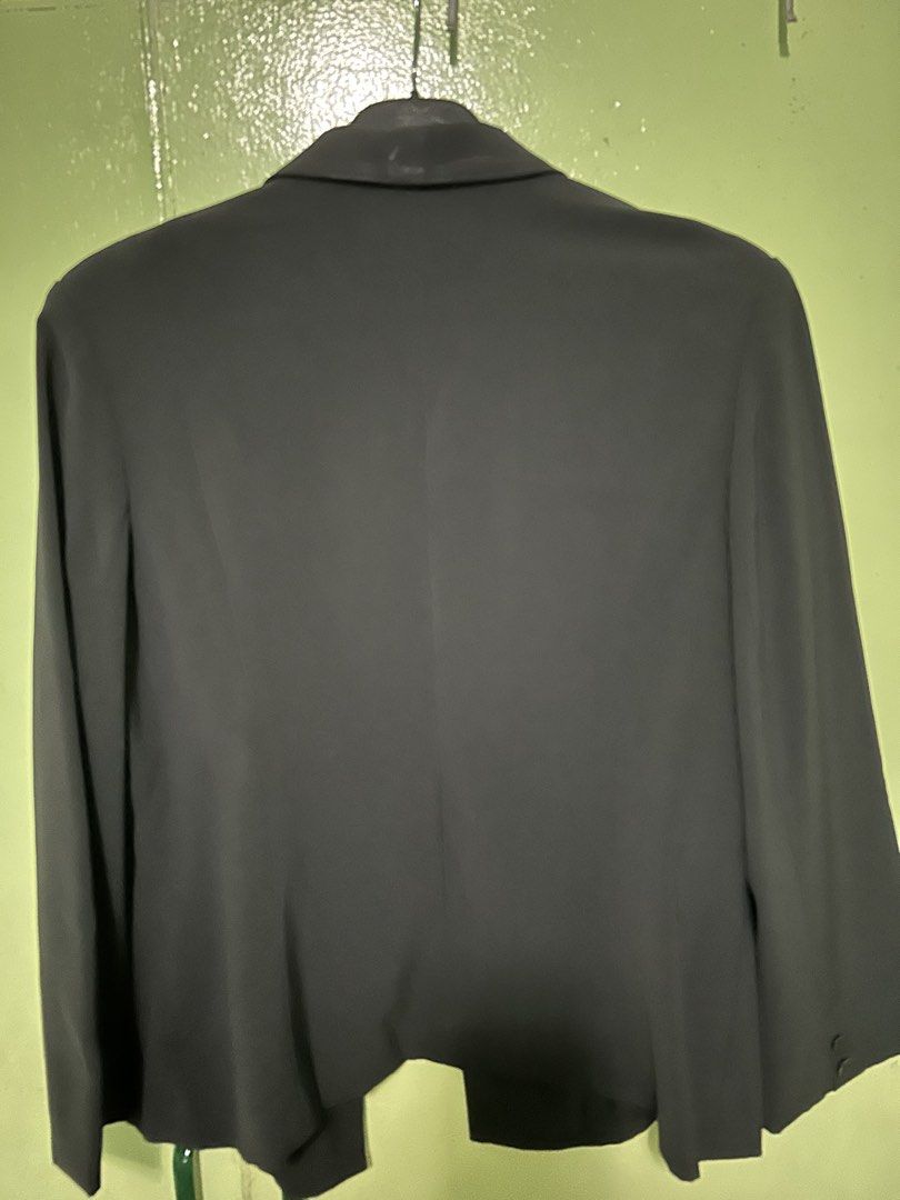Black Formal Blazer Jacket (Category: Coats, Jackets and Outerwear) located in Pasig City. Submitted by nananana29 (Listing ID 1469826599, Image 3). Description: - Color: Solid black - Fit: Structured, tailored fit with clean seams - Details: Classic lapels, smooth satin-like lining - Versatility: Ideal for work meetings or formal evenings out - Pairing: Easily matches with trousers or skirts - Condition: Ready to wear.