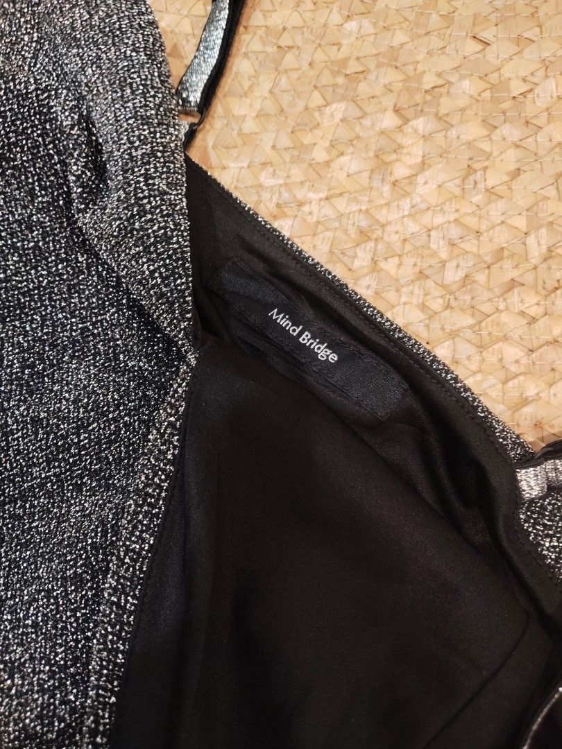 Black Glitter Crop Top with Sparkly Straps (Category: Sleeveless) located in San Juan City. Submitted by rhennx (Listing ID 1469895829, Image 3). Description: - Color: Sparkly black with subtle shimmer fabric - Straps: Adjustable rhinestone-style straps - Lining: Soft black inner lining for comfort - Size: Free size (comfortably fits Small to Medium) - Occasion: Perfect for night outs, parties, or layering - Condition: Excellent, clean, and ready