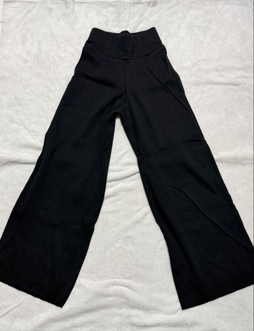 Black high waist wide leg pants (Category: Jeans) located in Los Banos. Submitted by sashimituna (Listing ID 1469774641, Image 1). Description: - Color: Black - Style: High-rise, wide-leg cut all the way to the hem - Waistband: Thick, super stretchy elastic - Comfort: Ultra-comfortable for all-day wear - Occasion: Perfect for casual outings and daily wear.