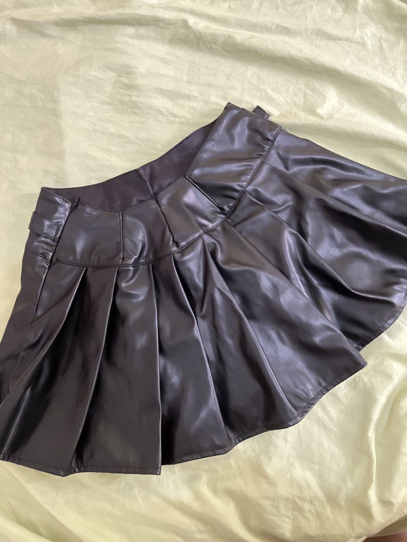 Shein Black Leather Mini Skirt (Category: Skirts) located in Cabanatuan. Submitted by winx_closeth (Listing ID 1469828951, Image 2). Description: With built in inner shorts 27-28 inches waist line.