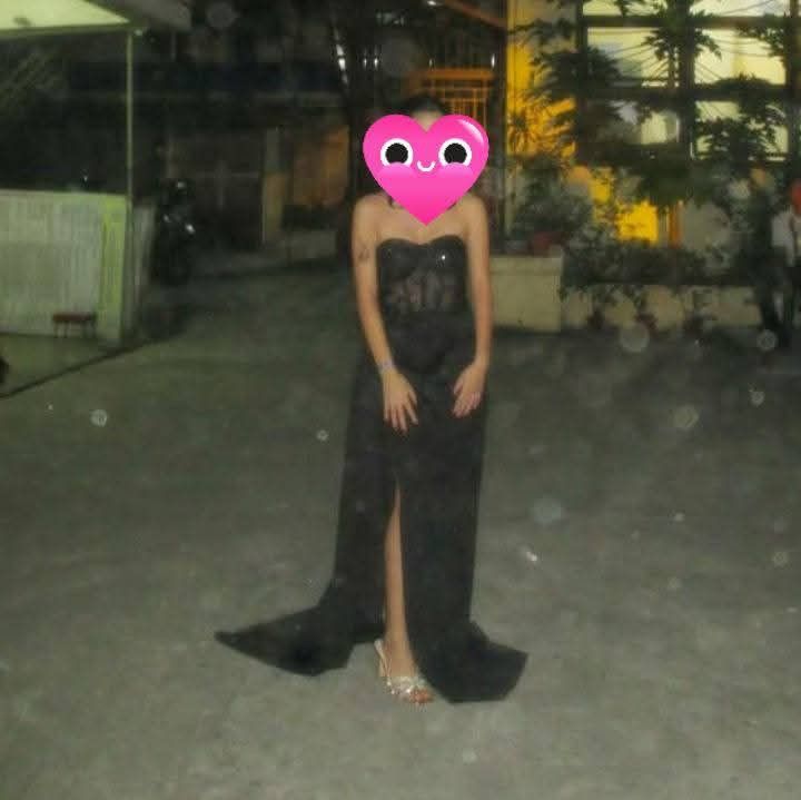 Black Long Evening Gown With Front Split (Category: Evening dresses & gowns) located in Manila. Submitted by lolololzeuce (Listing ID 1469925387, Image 1). Description: Stunning black strapless maxi evening gown with a high front slit and subtle back train. Form-fitting, structured fabric that holds its shape. Worn only once. Perfect for your next formal event!.