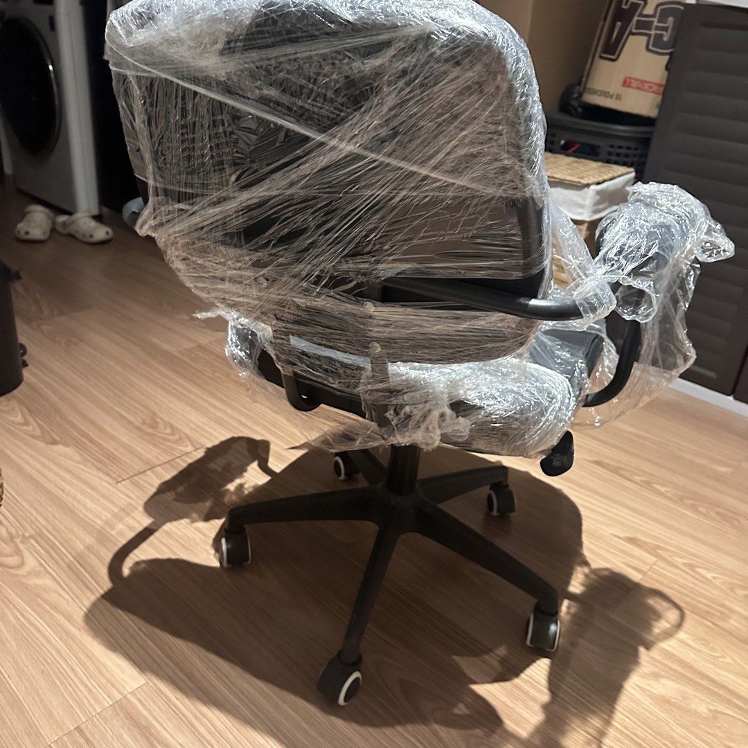 black office chair (Category: Office Furniture & Fixtures) located in Manila. Submitted by preamorph (Listing ID 1469870729, Image 3). Description: bought this for 1700 last year has a minor tear on left arm rest (check last pic) .