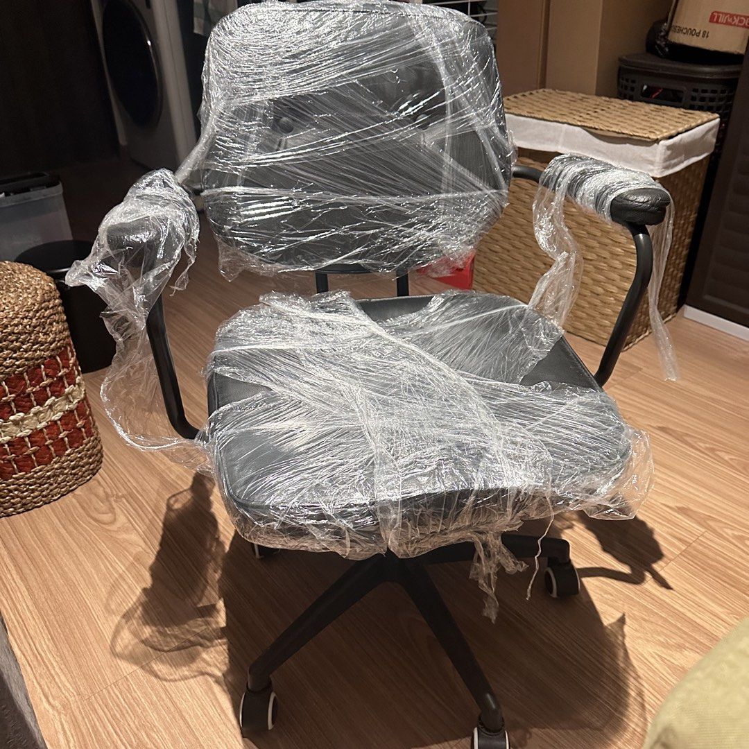 black office chair (Category: Office Furniture & Fixtures) located in Manila. Submitted by preamorph (Listing ID 1469870729, Image 2). Description: bought this for 1700 last year has a minor tear on left arm rest (check last pic) .