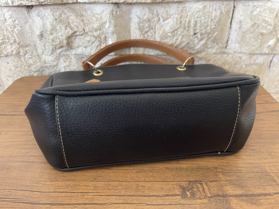 black pebbled leather top-handle handbag L8x12 (Category: Tote Bags) located in San Fernando. Submitted by dntjapansurpluselyu (Listing ID 1469885412, Image 3). Description: .
