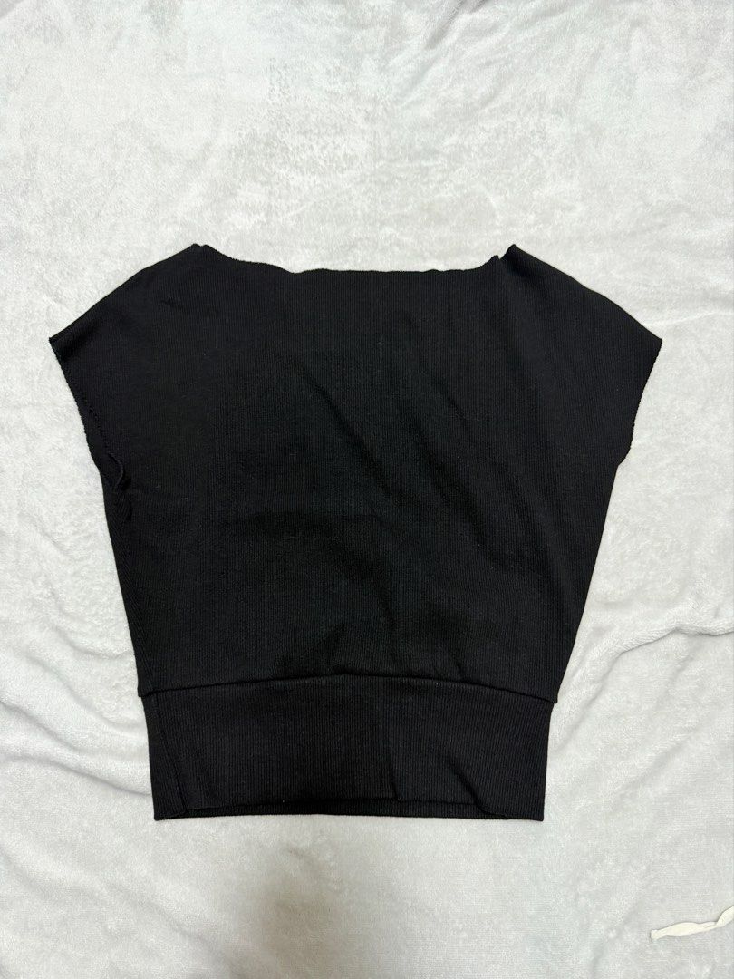 Black Ribbed Crop Top Cap Sleeve (Category: Sleeveless) located in Los Banos. Submitted by sashimituna (Listing ID 1469774833, Image 1). Description: - Color: Solid black - Material: Stretchy ribbed knit fabric - Design: Short cap sleeves, wide neckline, and fitted silhouette - Details: Thick banded hem at the bottom - Styling: Great basic piece that pairs easily with high-waisted jeans or skirts.