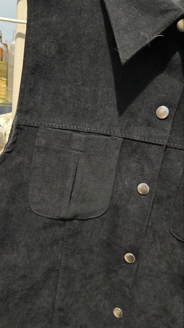 Black Suede Buttondown Top (Category: Blouses) located in Quezon City. Submitted by dinesaur (Listing ID 1469930458, Image 2). Description: M-L.