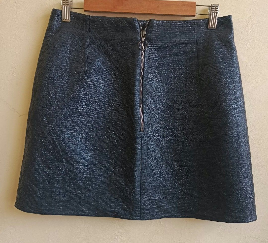 Black Textured Mini Skirt with Exposed Back Zipper (Category: Skirts) located in Cebu City. Submitted by violacloset (Listing ID 1469875209, Image 2). Description: Measurements: waist: 15 hips: 20 length: 18 dark navy blue crinkled textured not stretchable.