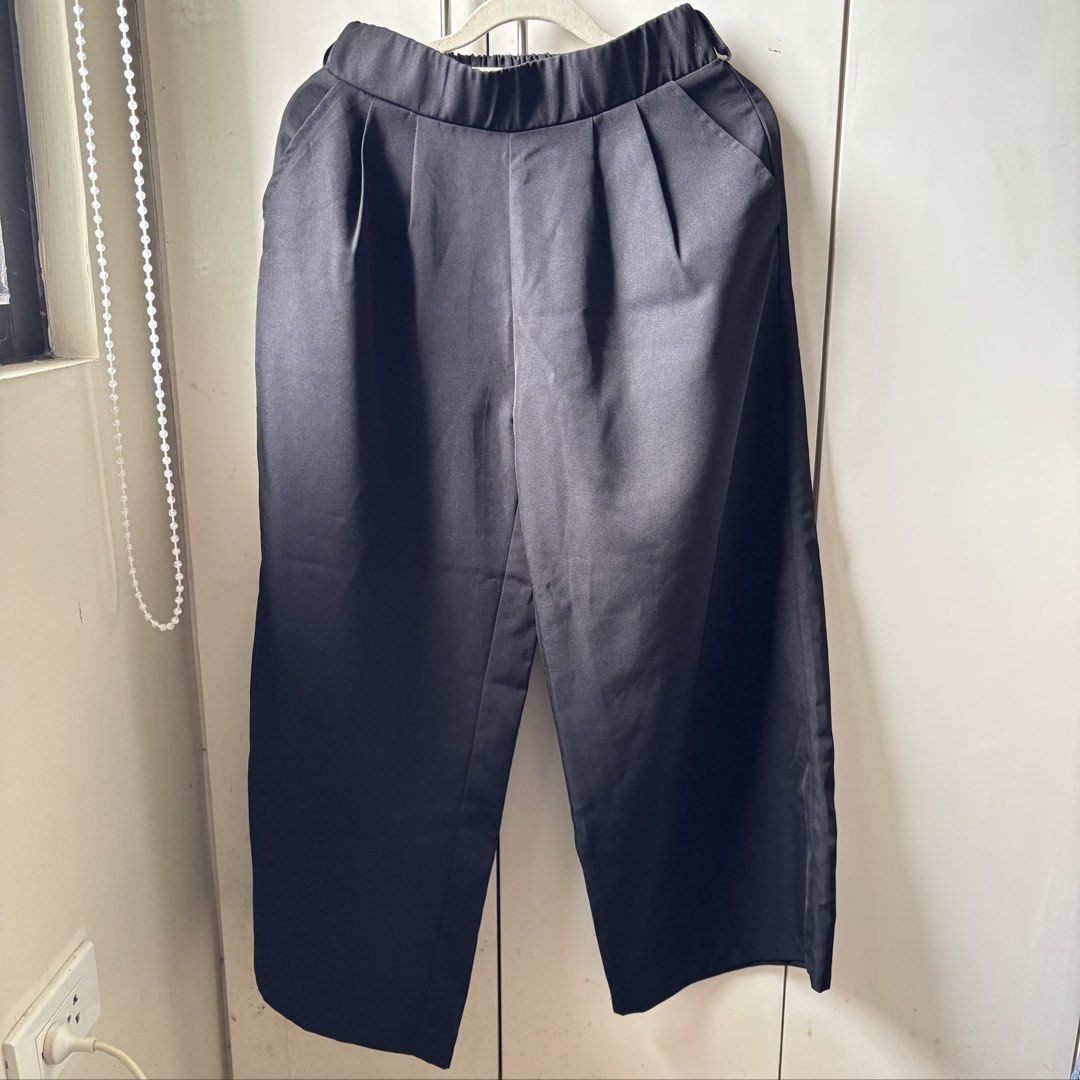 black trousers (Category: Other Bottoms) located in Manila. Submitted by lavieelle (Listing ID 1469897257, Image 1). Description: - black trousers with pockets on sale - best fit small to medium frames - size 26-28 with stretchable waist band - bought at sm store, no flaws - rfs: decluttering .