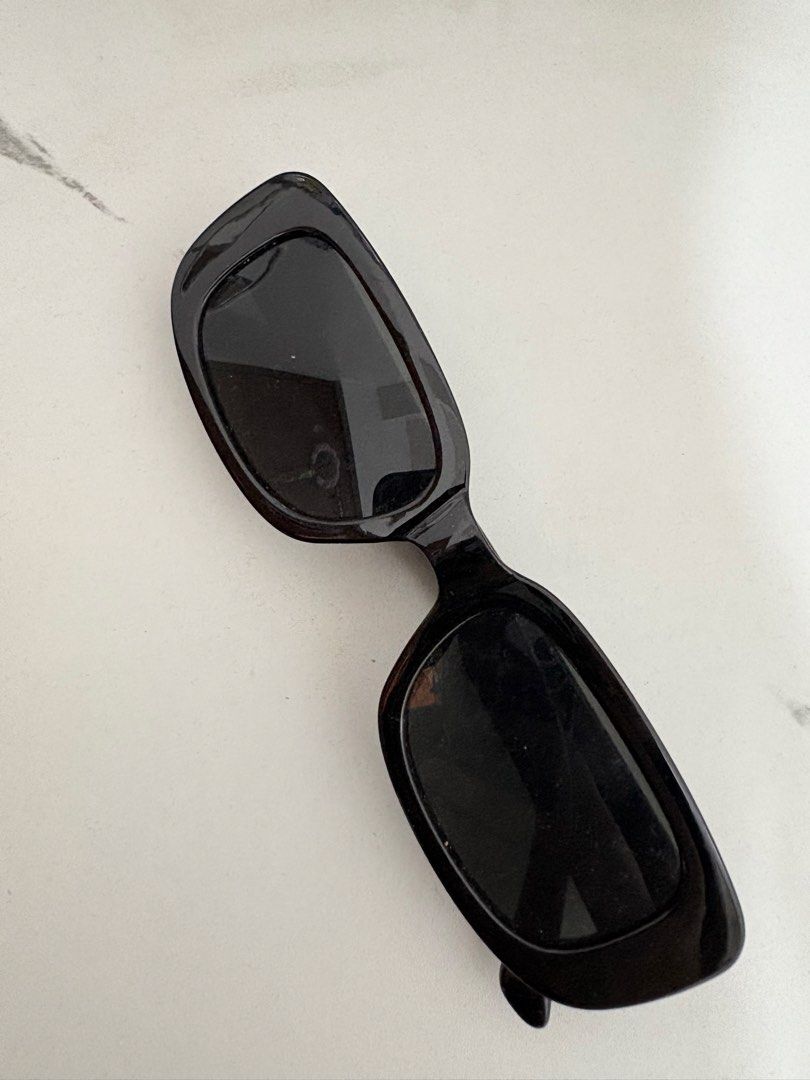 Black Vintage Square Sunglasses Y2K style (Category: Sunglasses & Eyewear) located in Muntinlupa City. Submitted by closetfinds_ph_952 (Listing ID 1469906905, Image 1). Description: Used once Dark tinted and sun protection Rfs: Not using it anymore Location: Alabang, Muntinlupa City.