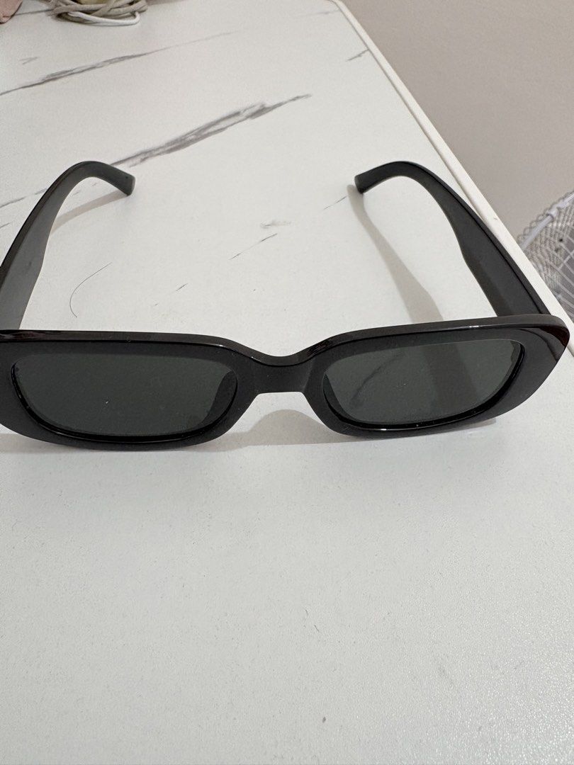Black Vintage Square Sunglasses Y2K style (Category: Sunglasses & Eyewear) located in Muntinlupa City. Submitted by closetfinds_ph_952 (Listing ID 1469906905, Image 2). Description: Used once Dark tinted and sun protection Rfs: Not using it anymore Location: Alabang, Muntinlupa City.