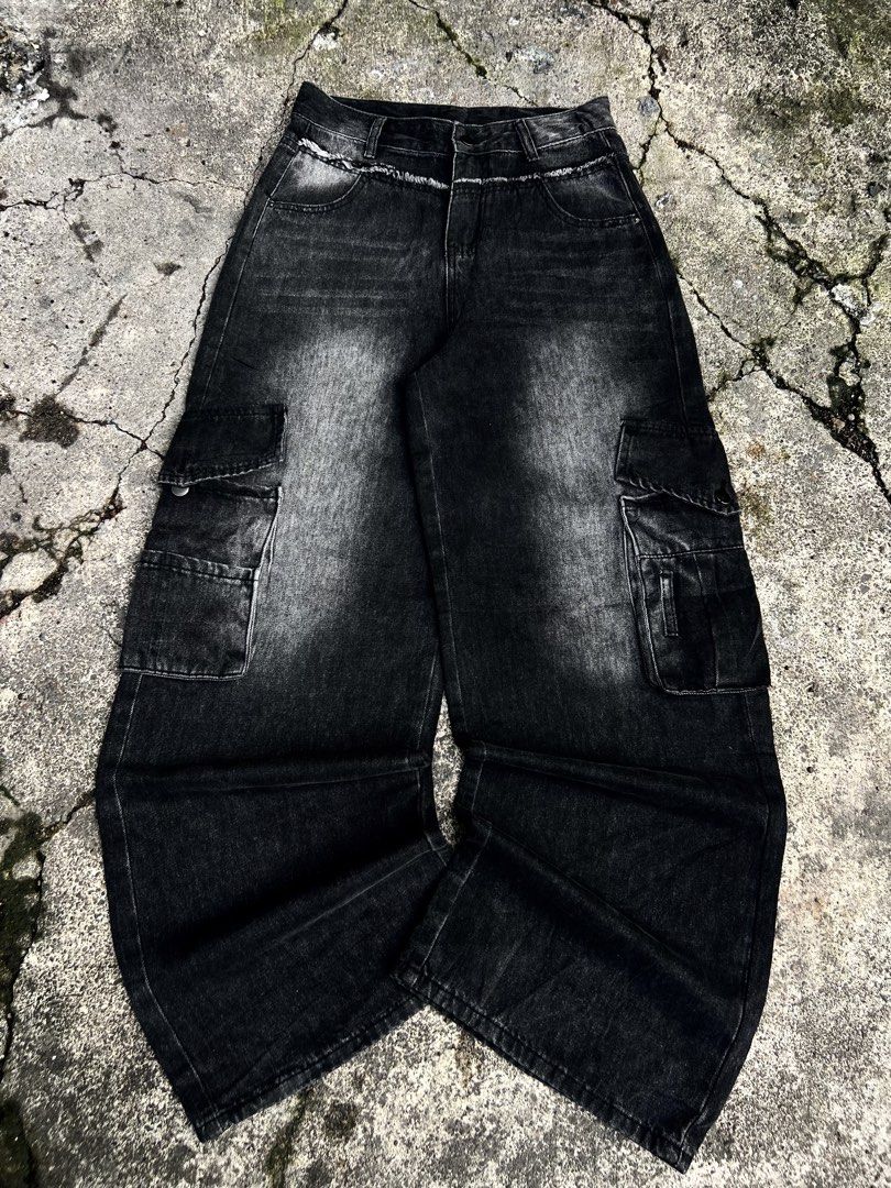 Blackwashed Cargo Baggy Pants (Category: Jeans) located in Manila. Submitted by jamesgrefi35527 (Listing ID 1469773157, Image 1). Description: Dm.
