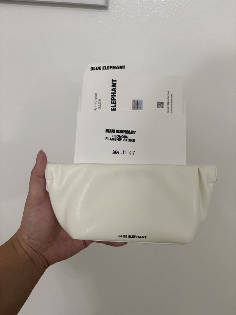 Blue Elephant Sunglasses with White Case (Category: Sunglasses & Eyewear) located in Taguig. Submitted by dhr.declutter (Listing ID 1469894918, Image 2). Description: Decluttering! 🎀 - Brand: Blue Elephant - Color: Black frame - Style: Sinatra - Condition: Used less than 10x! - Purchased in Seongsu flagship store (Nov 2024) 😎.
