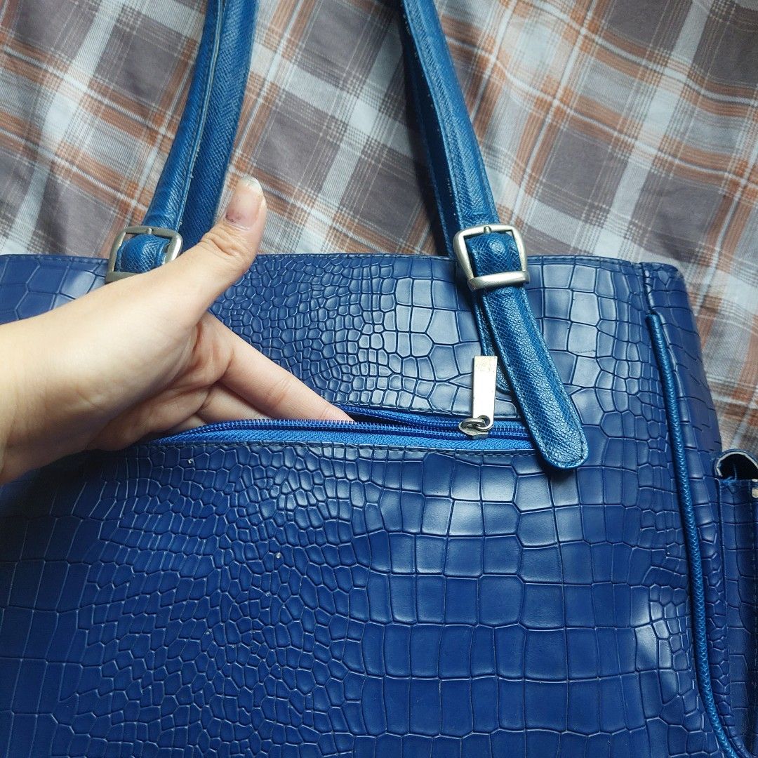 Blue tote bag (Category: Tote Bags) located in Manila. Submitted by youresovaiineee (Listing ID 1469845844, Image 3). Description: .