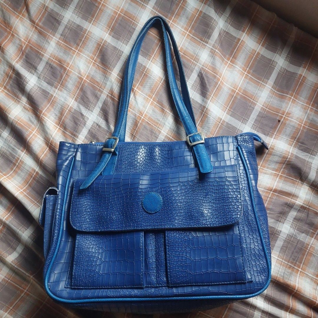 Blue tote bag (Category: Tote Bags) located in Manila. Submitted by youresovaiineee (Listing ID 1469845844, Image 1). Description: .