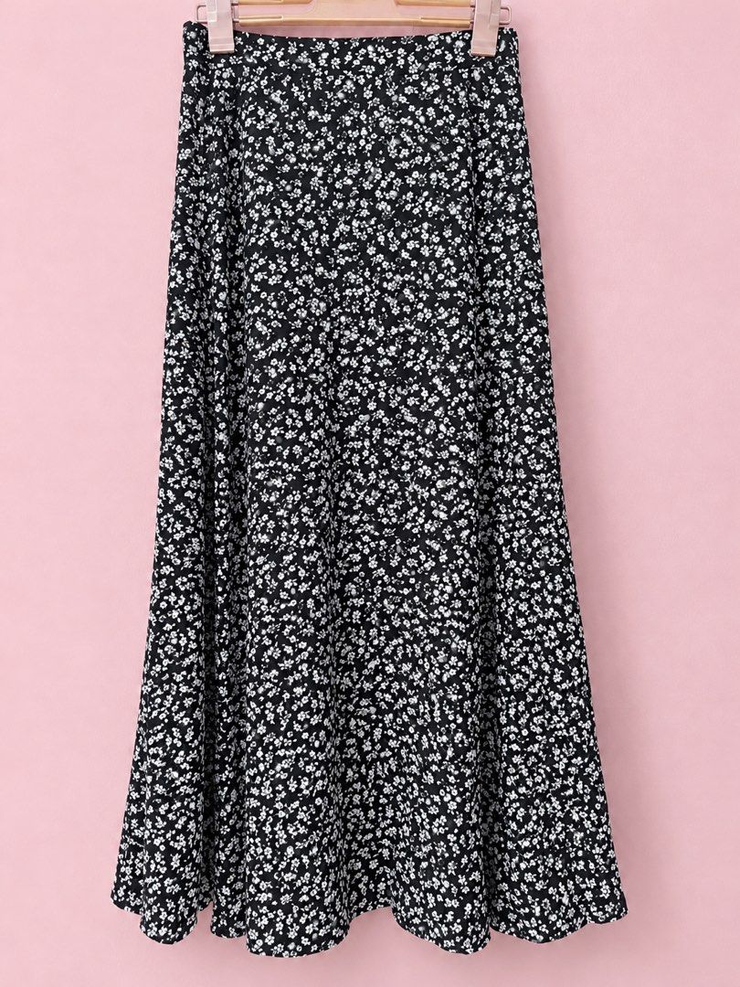 [BN] Black floral long skirt (Category: Skirts) located in Cavite. Submitted by helloize (Listing ID 1466034718, Image 1). Description: With zipper Garter back Flowy skirt Brandnew!!.