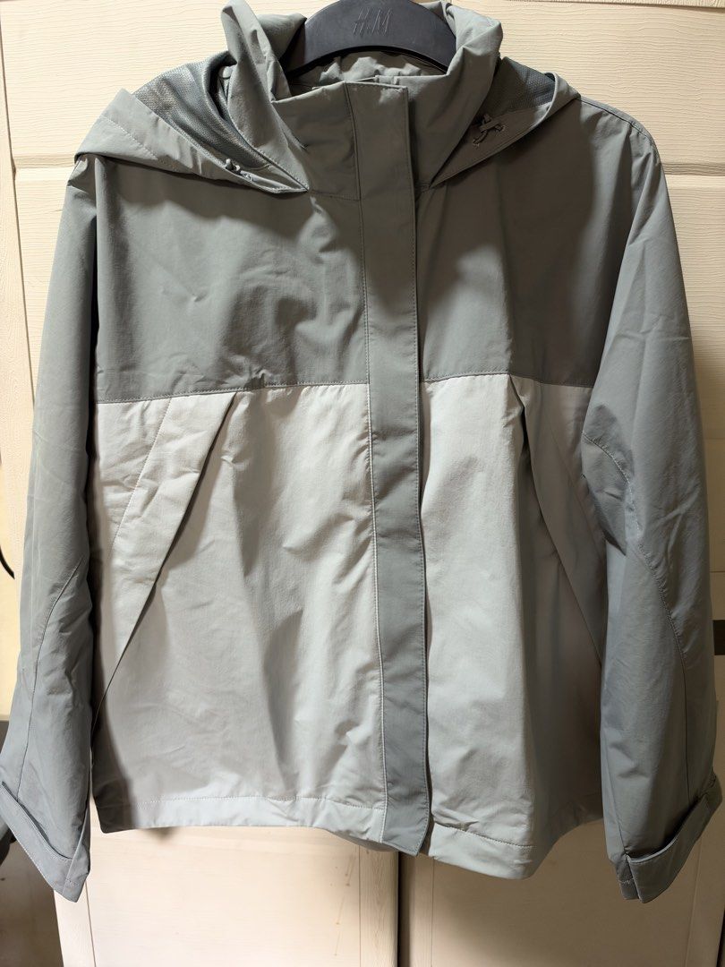 BNEW UNIQLO WINDPROOF STAND BLOUSON (Category: Coats, Jackets and Outerwear) located in Manila. Submitted by rosalespat (Listing ID 1469776949, Image 1). Description: SIZES: MEDIUM (2pcs) LARGE 2990 SRP 1980 SALE 10x MONEY BACK IF FAKE 💯.