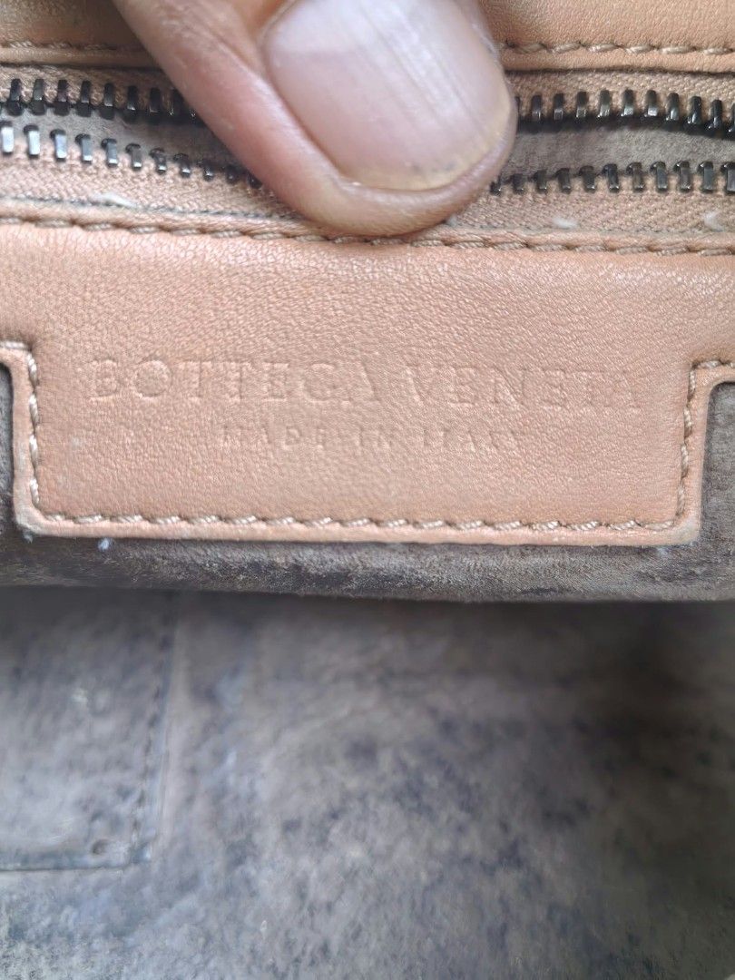 Bottega Veneta (Category: Luxury Bags & Wallets) located in Bacolod City. Submitted by johnthrift (Listing ID 1469788302, Image 3). Description: Bottega Veneta Authentic Rank AB Sign of use Dm.