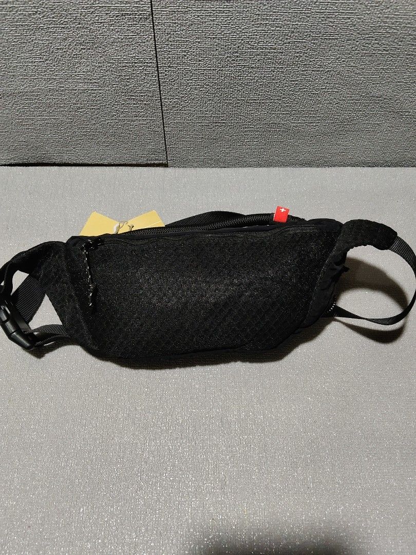 Brand new waist pack (Category: Belt bags, Clutches and Pouches) located in Valencia. Submitted by coolwolf_27a64f (Listing ID 1469937722, Image 3). Description: item fresh From bale no issue with tag ukay source.