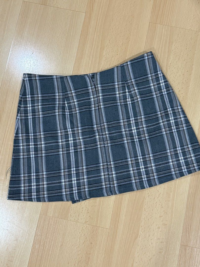 Brandy Melville Grey Plaid Cara (Category: Skirts) located in Muntinlupa City. Submitted by alexisofia (Listing ID 1469901938, Image 2). Description: like new, worn a few times only / excellent condition size: Small (S) (fits up to medium size) Brand Brandy Melville (Made in Italy).