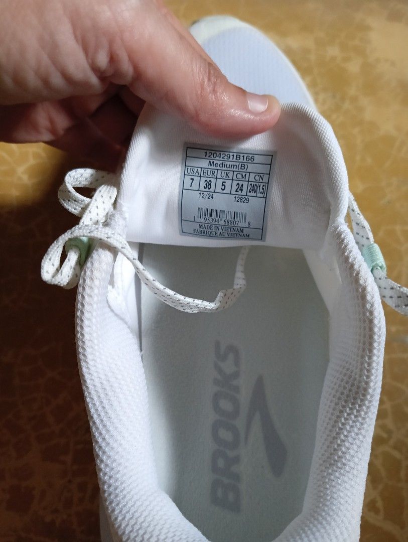Brooks Caldera 8 Running Shoes (Category: Sneakers) located in Rizal. Submitted by timeless_shop (Listing ID 1469946742, Image 3). Description: FOR SALE: ORIGINAL BROOKS CALDERA 8 - Women's Trail Shoes 🤍 📦 With Original Box 💰 bili ko₱8k + 💸 Now benta ko ng affordable price. 🏥 Nagamit lang 20 days sa clinic office. 📌 DETAILS: 💙 Size: US 7 Women's | EU 38 | UK 5 | 24cm 📏 Pang Size 7.5 feet 💙 Color: Pearlized White 💙 Condition: 9.9/10 - Su
