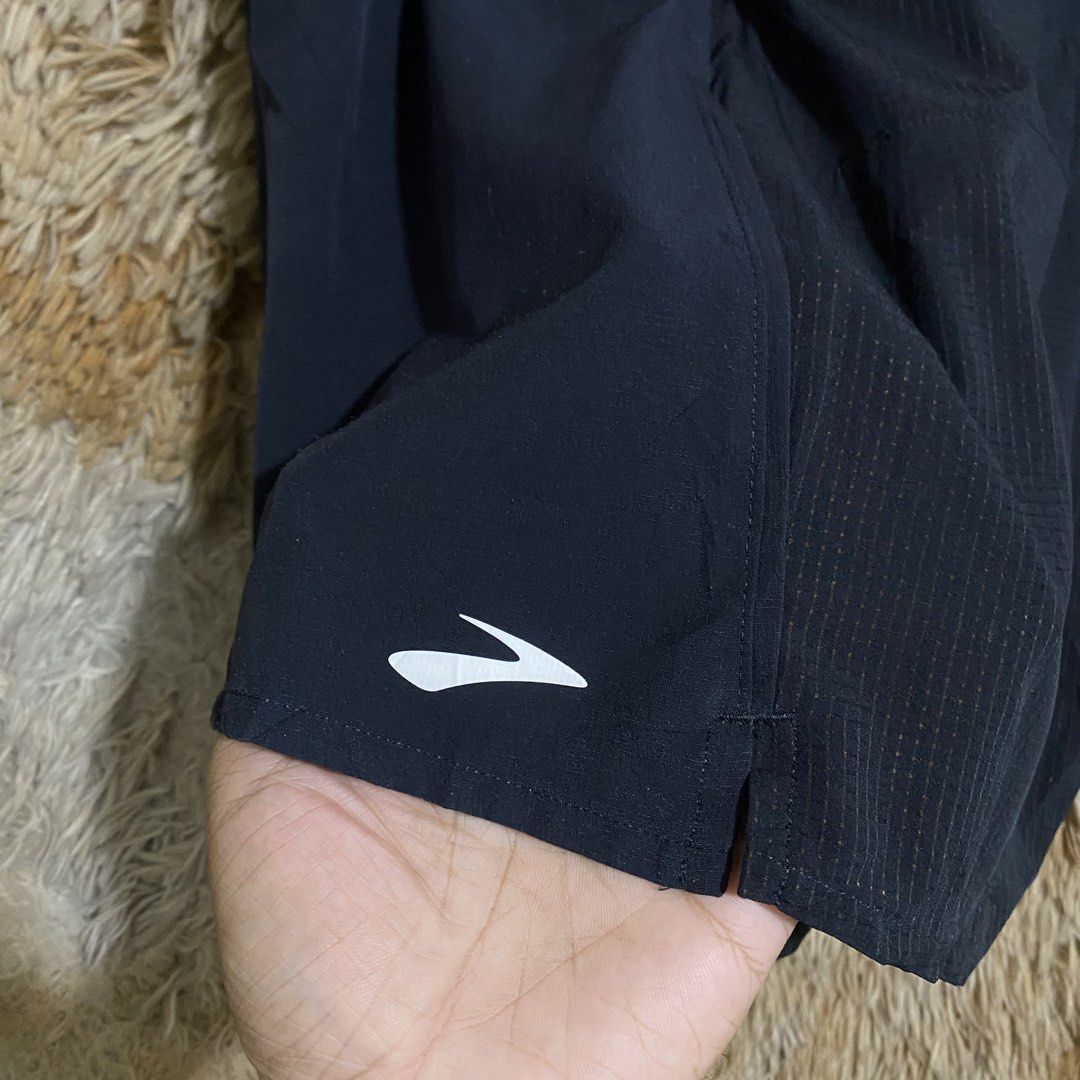 Brooks High Point 2-in-1 Short (Category: Shorts) located in Butuan. Submitted by thriftingz143 (Listing ID 1469904951, Image 3). Description: excellent condition no issues, need wash only 9.5 or better color rate size M on tag.