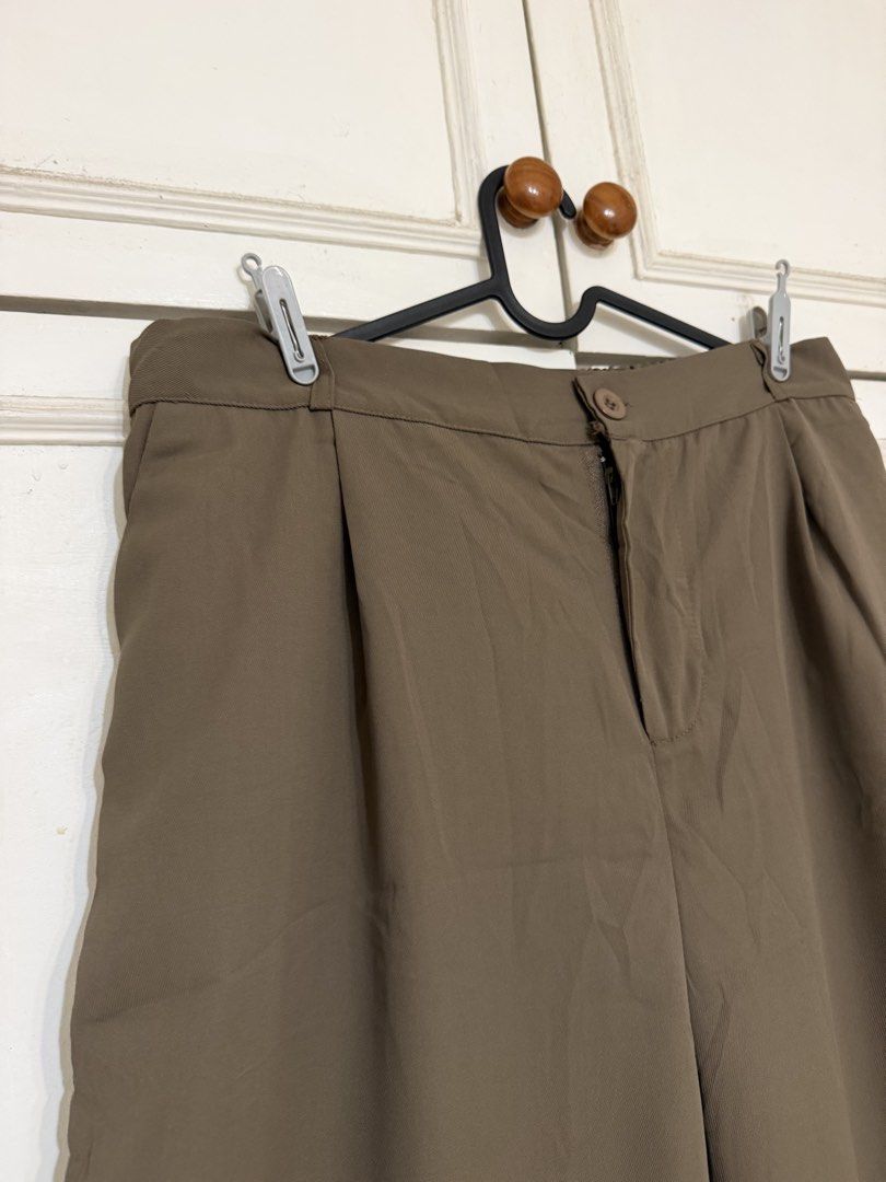 Brown high-waisted wide leg pleated pants (Category: Skirts) located in Rizal. Submitted by rianaht (Listing ID 1469932401, Image 2). Description: - Color: Brown (Neutral earth tone) - Waist: 17 inches - Length: 40 inches - Style: Wide-leg trousers with front pleats - Fit: High-waist cut with a relaxed fit through the legs - Closure: Button and zip fly - Ideal for: Everyday casual or smart-casual wear 🌸 RFS: Decluttering 🌸 Delivery only to be s