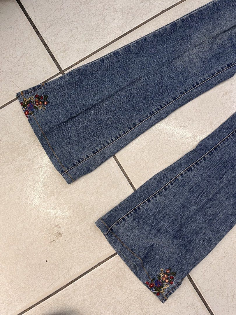 Bubblegum American Flavour Embroidered Bootcut Jeans (Category: Jeans) located in Dagupan City. Submitted by shanadongsb (Listing ID 1469864218, Image 3). Description: - Brand/Style: Bubblegum bootcut jeans in blue denim - Size: 3/4 - Design details: Red and blue floral embroidery on the waistband and bottom cuffs - Pockets: Two front pockets and two back pockets with stitched detailing - Material: 92% cotton, 8% spandex blend for a slight stretc