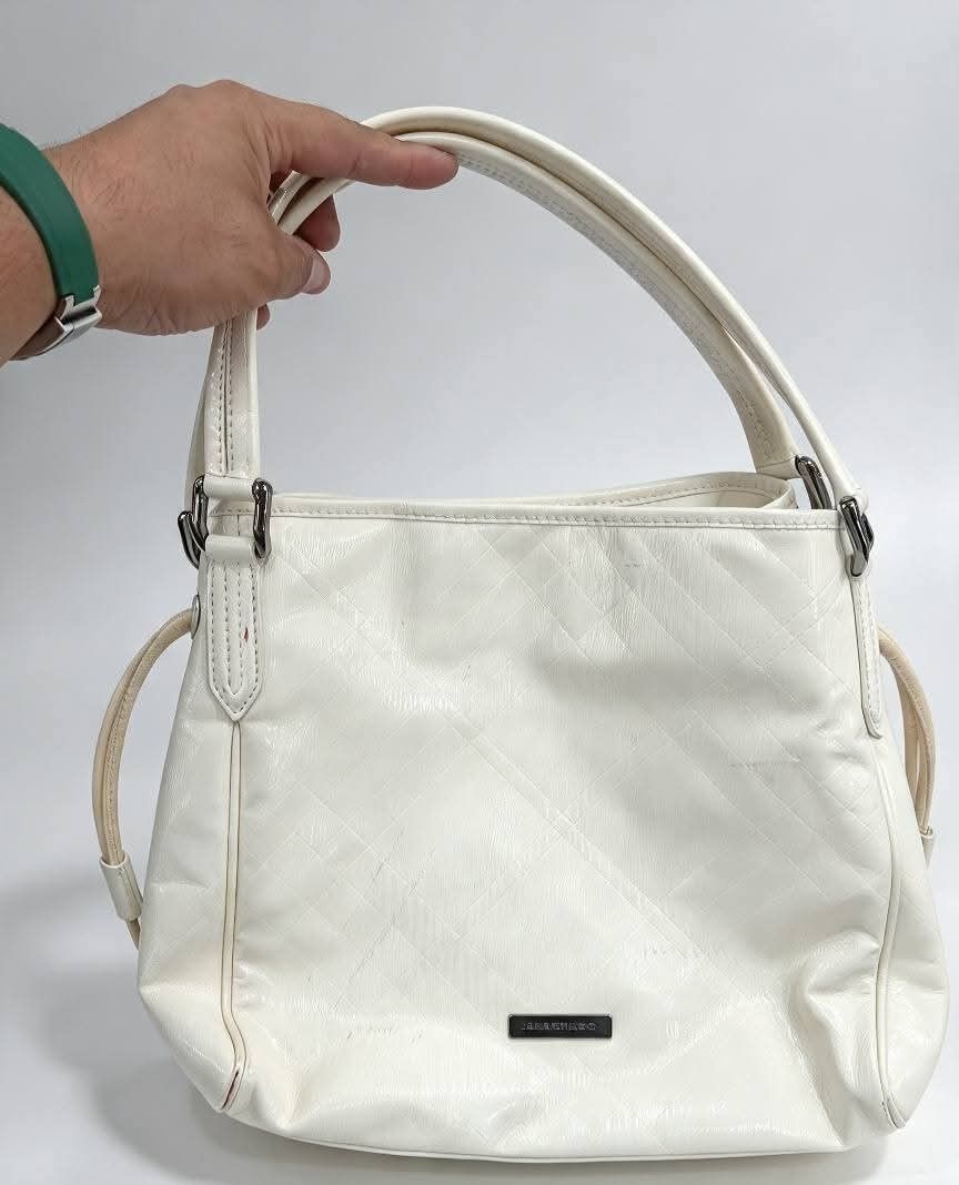 Burberry bag (Category: Shoulder Bags) located in Iloilo. Submitted by khonz (Listing ID 1469775257, Image 1). Description: no flaw.