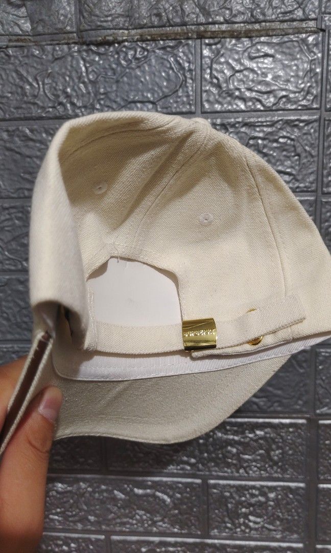 Burberry Cap (Category: Caps & Hats) located in Mandaluyong City. Submitted by im7788 (Listing ID 1469860426, Image 2). Description: Burberry Cap Brandnew Mandaluyong Area.