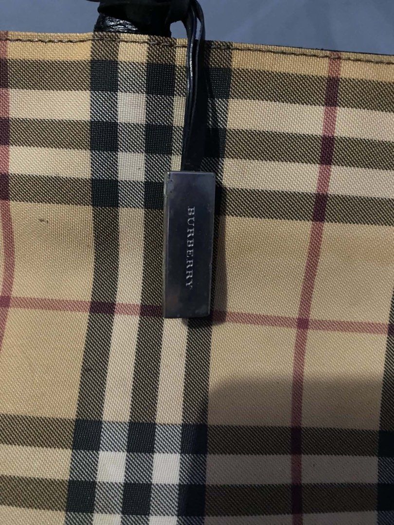 Burberry Nova Check (Category: Luxury Bags & Wallets) located in San Carlos. Submitted by graciahoney (Listing ID 1469852345, Image 2). Description: .