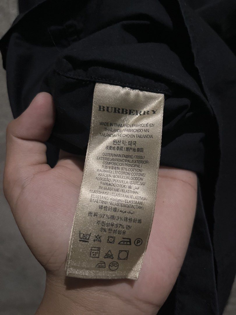 Burberry Polo Buttondown Longsleeve (Category: Coats, Jackets and Outerwear) located in Lopez. Submitted by goldenbird-0985 (Listing ID 1469884590, Image 3). Description: Has a minimal issu on the wrist .
