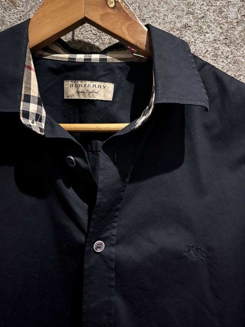 Burberry Polo Buttondown Longsleeve (Category: Coats, Jackets and Outerwear) located in Lopez. Submitted by goldenbird-0985 (Listing ID 1469884590, Image 2). Description: Has a minimal issu on the wrist .