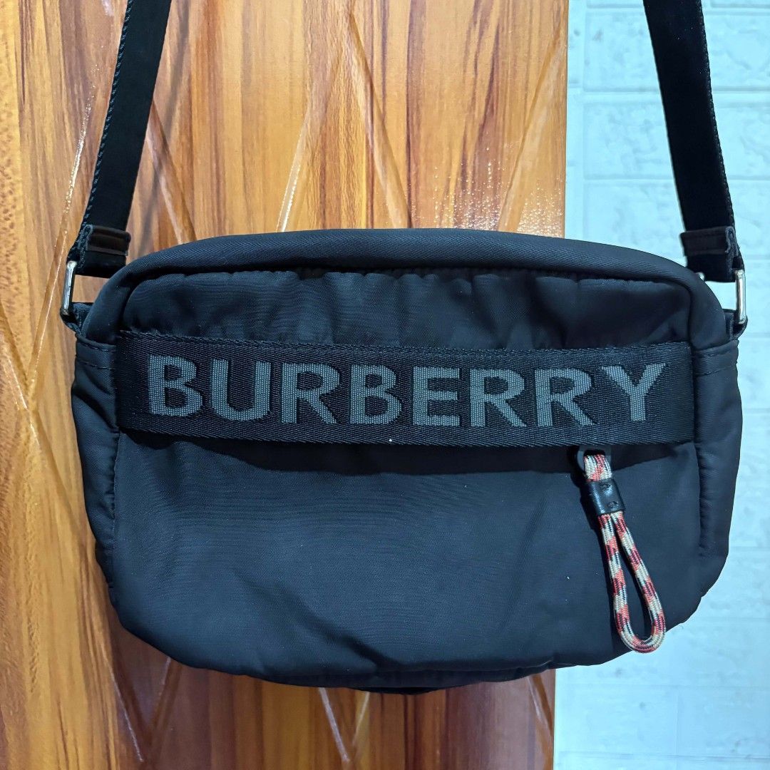 Burberry sling bag (Category: Luxury Bags & Wallets) located in Carmen. Submitted by aquarius.00 (Listing ID 1469897708, Image 3). Description: excellent no issue ykk coded.