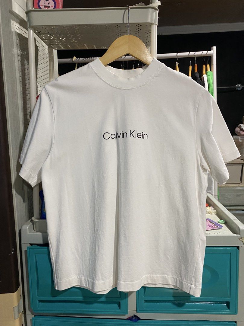 Calvin Klein (Category: Shirts) located in Munoz. Submitted by brazziwardrobe (Listing ID 1469909431, Image 1). Description: Length:23 inches Width:19.5 inches Small on tag Excellent Condition Color rate:9.8/10 Negotiable Dm to purchase 💌 📍Nueva Ecija.