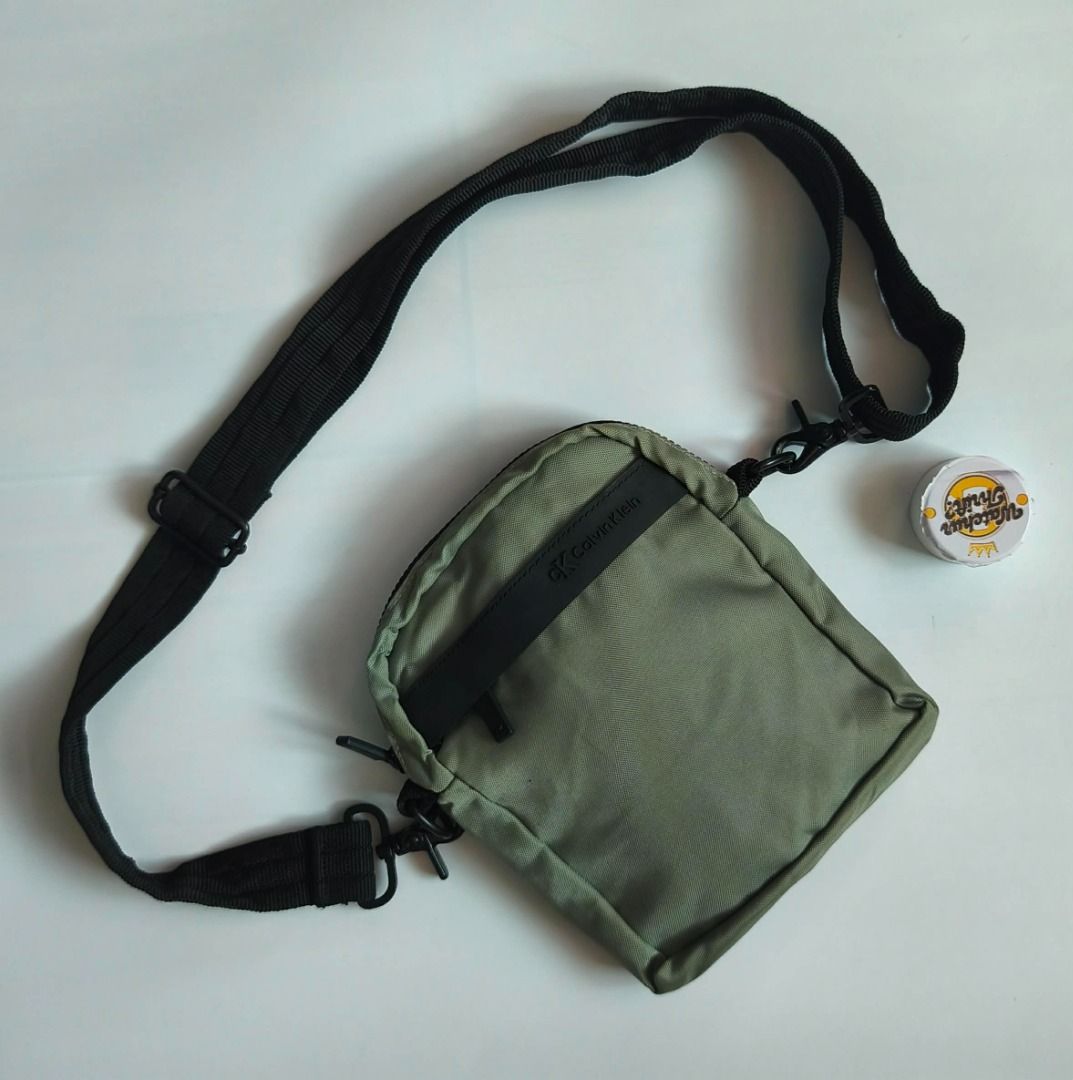 Calvin Klein Mini Sling/Crossbody Bag (Category: Sling Bags) located in Manapla. Submitted by gentleturtle_3dc683 (Listing ID 1469920788, Image 1). Description: Calvin Klein Mini Sling/Crossbody Bag 💵 ₱ 469 📏 Size: 7 ½ x 8 ½ 🎨 Color Rate: 9.5 /10 or better ✨ Condition: Great Pre-loved thrifted item. 💬 Message us for inquiries!.