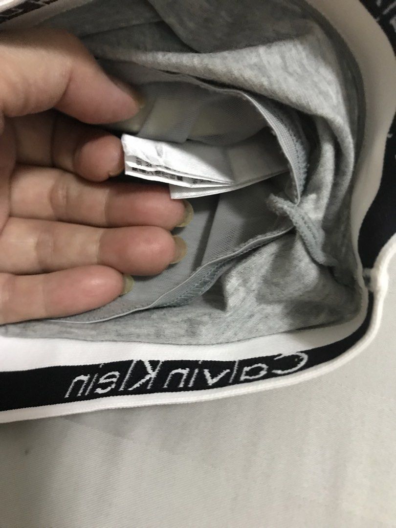 Calvin Klein Top (Category: Activewear) located in Manila. Submitted by freshlemon58885 (Listing ID 1469783586, Image 3). Description: Fresh from Bale Box Padded Medium on Tag No issue.