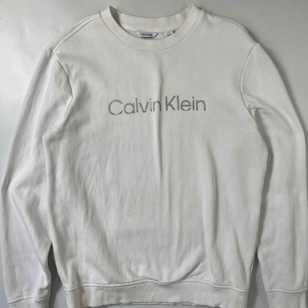 Calvin Klein White Crewneck Sweater (Category: Coats, Jackets and Outerwear) located in Nasugbu. Submitted by janstuffs.ph (Listing ID 1469853375, Image 2). Description: 💯Legit! Size: Medium on tag Width: 21" Length: 26" Sleeve: 25" Condition: 10/10 Like New Flaw: NONE Mine: 1080.