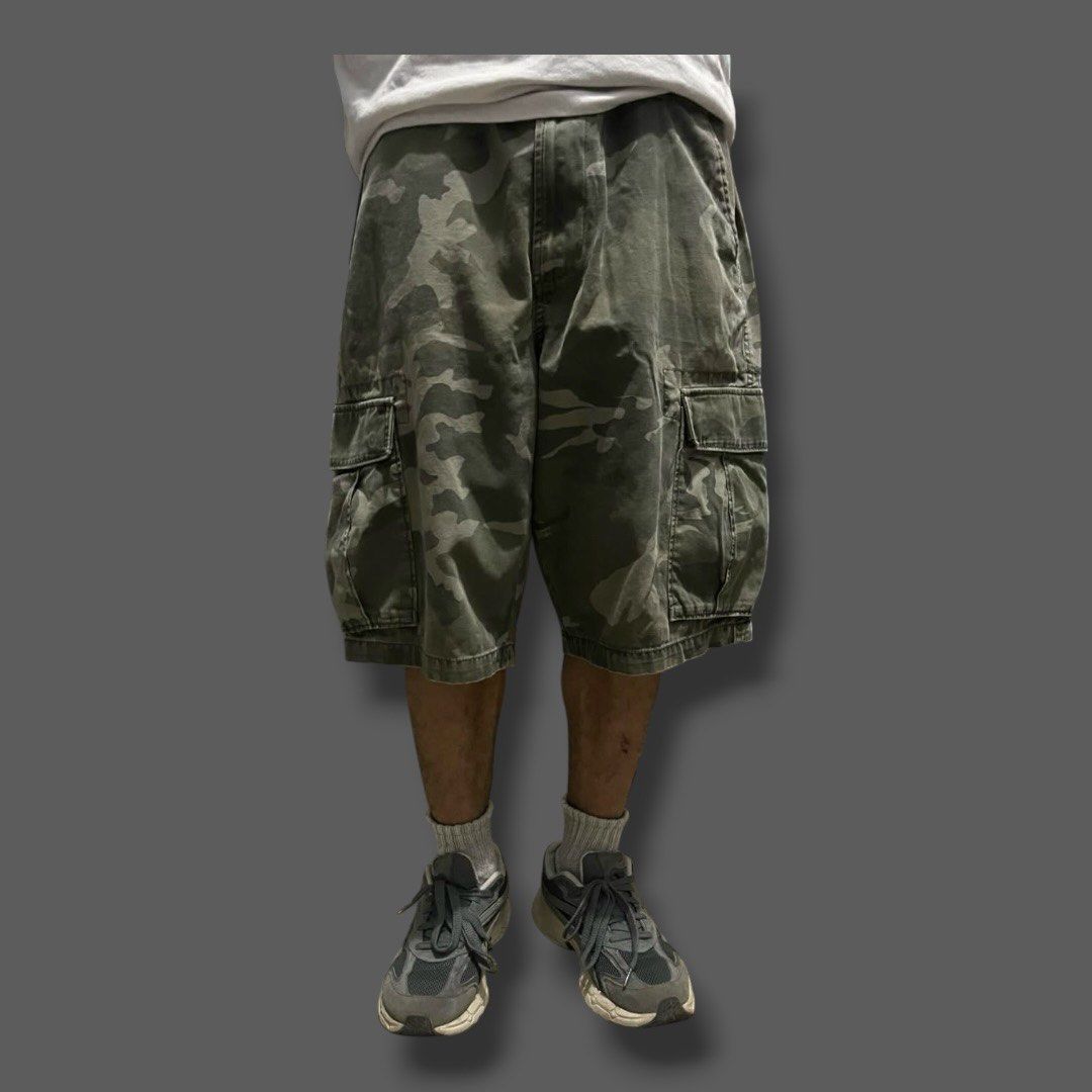 Camo Baggy Cargo Jorts (Category: Shorts) located in Caloocan City. Submitted by solothuggin___ (Listing ID 1469933458, Image 2). Description: Camo Baggy Cargo Jorts • pristine condition • high quality fabric Waist: 36" Length: 22" Thigh: 14.5" Hem opening: 11.5" C/Claim: ₱650 No bidding on this one, for claim only. First to pay basis..