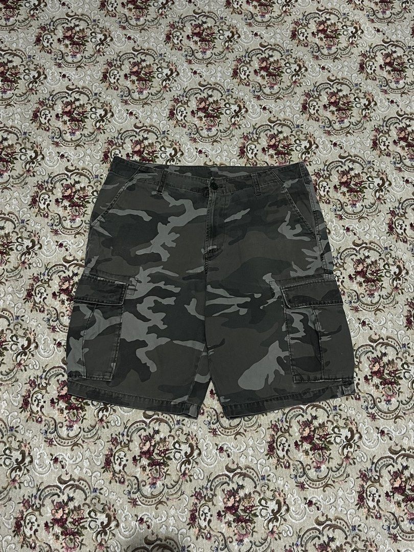 Camo Baggy Cargo Jorts (Category: Shorts) located in Caloocan City. Submitted by solothuggin___ (Listing ID 1469933458, Image 3). Description: Camo Baggy Cargo Jorts • pristine condition • high quality fabric Waist: 36" Length: 22" Thigh: 14.5" Hem opening: 11.5" C/Claim: ₱650 No bidding on this one, for claim only. First to pay basis..