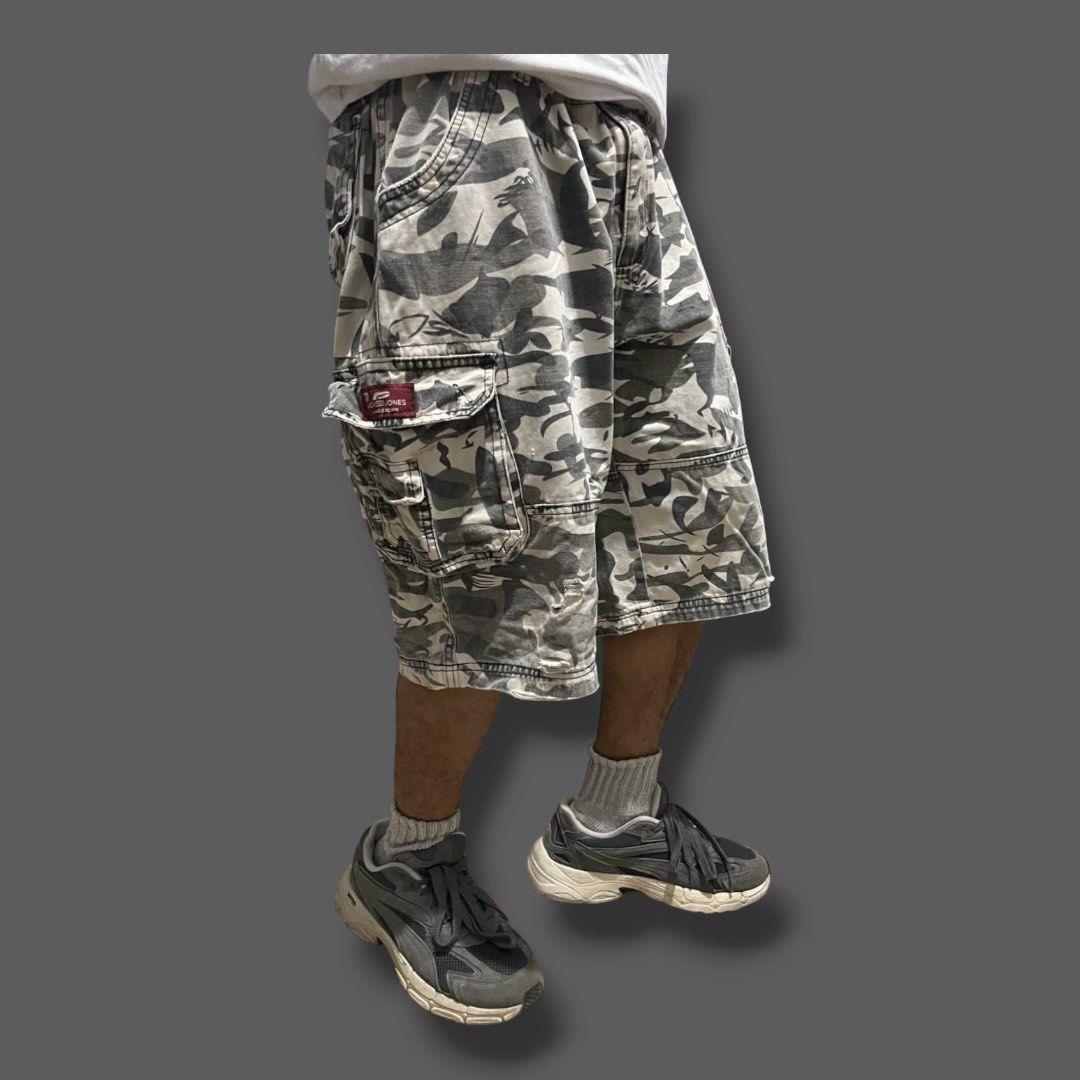 Camo Baggy Cargo Jorts (2) (Category: Shorts) located in Caloocan City. Submitted by solothuggin___ (Listing ID 1469933429, Image 1). Description: Camo Baggy Cargo Jorts (2) • good condition, has signs of usage (check slides) • high quality fabric Waist: 36" Length: 22.5" Thigh: 13.8" Hem opening: 11.5" C/Claim: ₱500 No bidding on this one, for claim only. First to pay basis..
