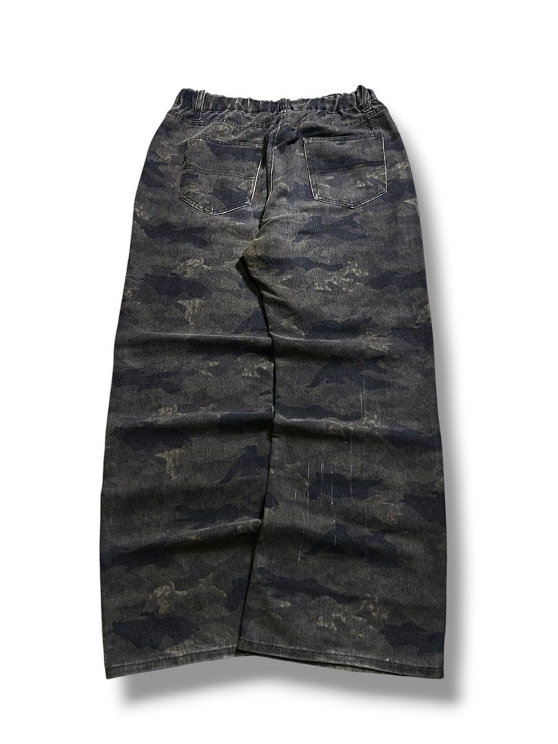 CAMOUFLAGE BAGGY PANTS (Category: Jeans) located in Valenzuela. Submitted by arck_dreams (Listing ID 1469876636, Image 2). Description: Semi hard denim Excellent condition Issue : Scratches Waist 30-35 | Length 42.5 | Thigh 14 | Hem 11 .