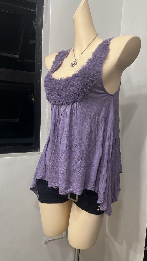 Candies y2k Assymetric hem top (Category: Sleeveless) located in Caloocan City. Submitted by onlyfromthepast (Listing ID 1469873400, Image 3). Description: 9/10 condition Xs-m ✅My bio before purchasing tia💕 ✅ All items are fresh from bales, Pls expect dirt,dust or stains.